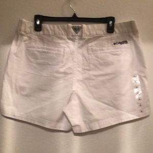 NWT Columbia white shorts hid back pockets front